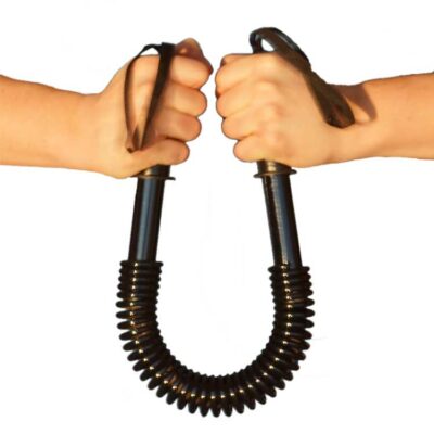 Sportler trainiert mit der Königsfeder Biegehantel für starke Brust- und Armmuskulatur.