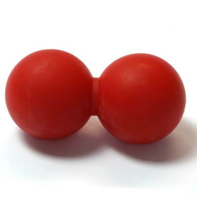 Roter doppelter Faszienball fĂŒr gezielte myofasziale Therapie.