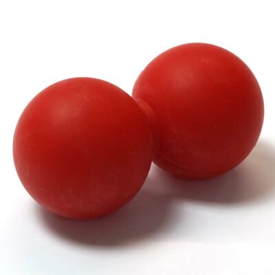 Roter doppelter Massageball fĂŒr RĂŒckenmassage und Faszienlösung.