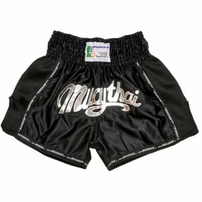 Schwarze Muay Thai Shorts mit großem silbernen Schriftzug und atmungsaktiven Mesh-Seitenteilen.