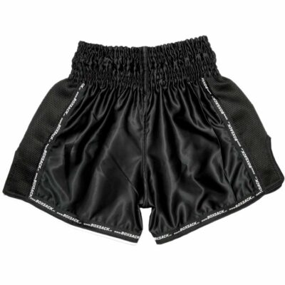 Rückansicht der schwarzen Muay Thai Shorts mit elastischem Bund und luftdurchlässigem Mesh-Material.