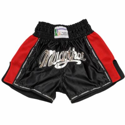 Muay Thai Shorts Schwarz-Rot mit silbernem "Muay Thai"-Schriftzug und elastischem Bund.