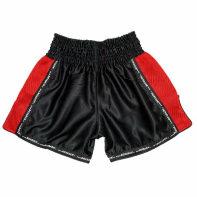 Rückansicht der schwarzen Muay Thai Shorts mit roten Mesh-Seitenteilen und elastischem Bund.