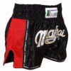 Muay Thai Shorts in Schwarz-Rot mit Mesh-Seiteneinsätzen und silbernem "Muay Thai"-Schriftzug, seitliche Ansicht.