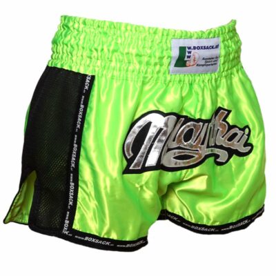 Muay Thai Shorts in Neon-Grün mit schwarzen Mesh-Seitenteilen und glänzendem „Muay Thai“-Schriftzug.