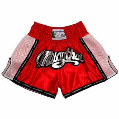 Muay Thai Shorts in Rot mit weißen Mesh-Seitenteilen, elastischem Bund und silbernem Logo.