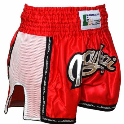 Muay Thai Shorts in Neonrot mit weißen Mesh-Seitenteilen und silbernem „Muay Thai“-Schriftzug.