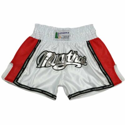 Muay Thai Shorts in Silber mit roten Seiteneinsätzen, hochwertiger Stickerei und weiten Seitenschlitzen.