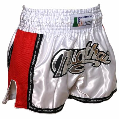 Muay Thai Shorts in Silber-Rot mit atmungsaktiven Mesh-Seiteneinsätzen und silbernem „Muay Thai“-Schriftzug.