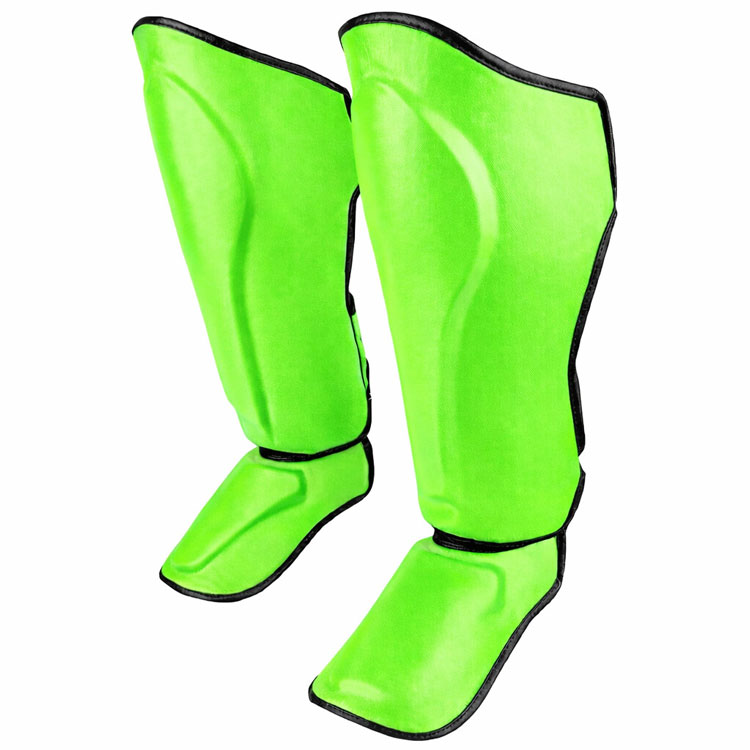 Harte Schienbeinschoner neon grün Paar mit robuster Außenschale und integrierter Spannabdeckung für Kampfsport.