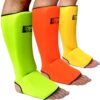 Schienbeinschoner mit Ristschutz in den Farben Neon-Grün, Neon-Orange und Neon-Gelb.