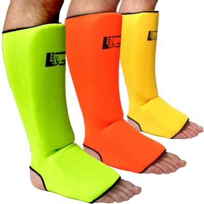 Schienbeinschoner mit Ristschutz in den Farben Neon-Grün, Neon-Orange und Neon-Gelb.