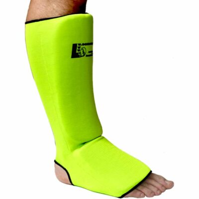 Neon-grüner Schienbeinschoner mit gepolstertem Ristschutz.