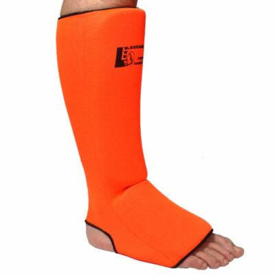 Neon-orangefarbener Schienbeinschoner mit integriertem Ristschutz.