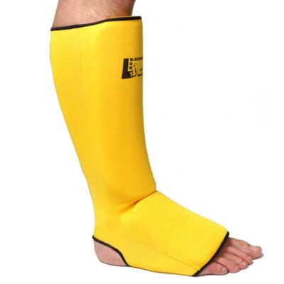 Neon-gelber Schienbeinschoner mit elastischer Passform und Ristschutz.