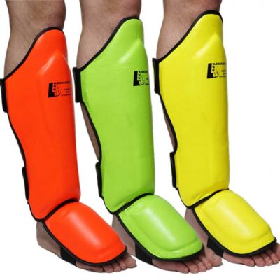 Schienbeinschoner Neon in den Farben Orange, Gelb und Grün aus hochwertigem Rindsleder mit breitem Klettverschluss.