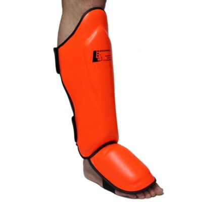 Schienbeinschoner Neon in Orange aus Rindsleder mit breitem Klettverschluss.