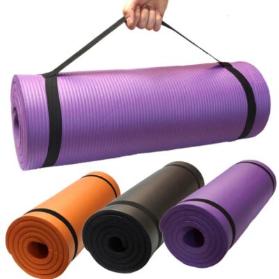 Mehrere hochwertige Fitnessmatten in verschiedenen Farben mit Tragegurt für einfaches Transportieren.