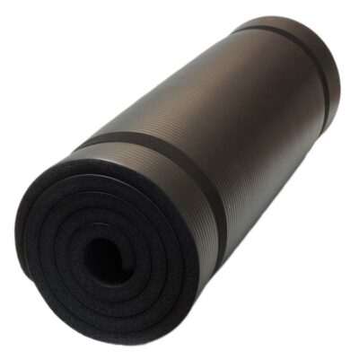 Hochwertige schwarze Yogamatte mit rutschfestem Material für sicheren Halt beim Training.