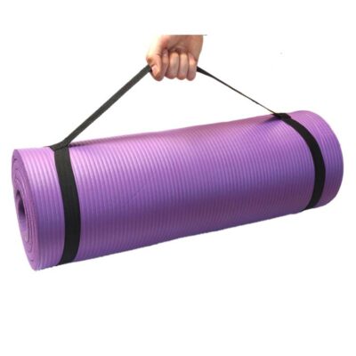 Praktische lila Sportmatte mit Tragegurt für einfaches Transportieren ins Fitnessstudio oder nach Hause.