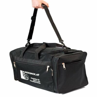 Schwarze Sporttasche mit verstellbarem Schultergurt und mehreren Fächern, ideal für Training und Reisen.