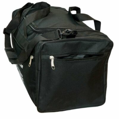 Schwarze Sporttasche mit praktischen Seitentaschen und robustem Reißverschlusssystem.