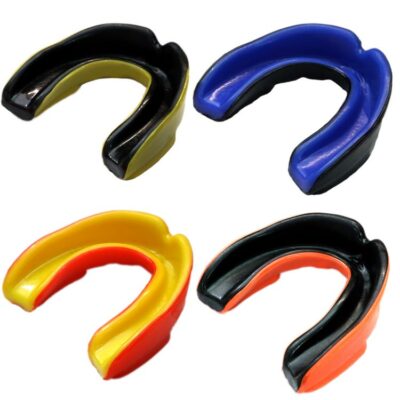 Zahnschutz Shock Master in vier Farben (Gelb-Schwarz, Schwarz-Blau, Rot-Gelb, Orange-Schwarz) in hygienischer Aufbewahrungsdose.