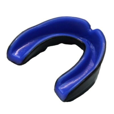 Zahnschutz Shock Master in Schwarz-Blau mit hygienischer Aufbewahrungsdose.