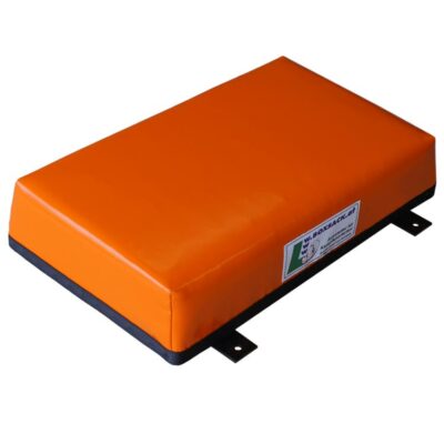 Orangefarbenes Wandschlagpolster mit strapazierfähigem Schaumstoffkern und Stahlbefestigung.