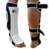 Schienbeinschoner aus PU in Schwarz-Weiß mit Neopren, ultraleicht und schlagabsorbierend, seitliche Ansicht.