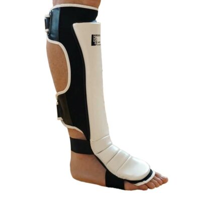 Seitenansicht eines getragenen Schienbeinschoners „NEOPREN“ aus PU und Neopren in Schwarz-Weiß.