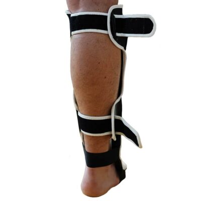 Rückansicht eines schwarzen und weißen Schienbeinschoners aus PU mit Neopren, Klettverschlüsse für sicheren Halt.