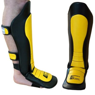 Schienbeinschoner in Schwarz-Gelb aus Kunstleder mit extra langer Schutzfläche und Gel-Polsterung.