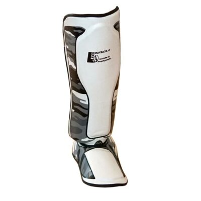 Frontansicht des THAI PRO CARMO Schienbeinschoners in Weiß mit atmungsaktiver Innenseite und dickem Formschaum.