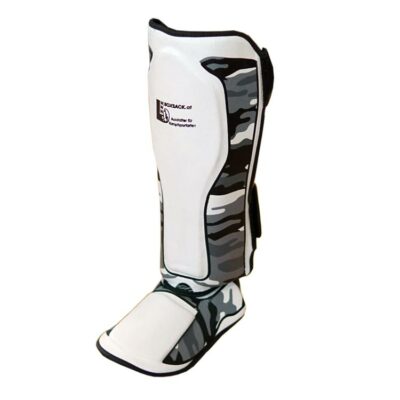 Seitenansicht des THAI PRO CARMO Schienbeinschoners mit Camouflage-Muster und ergonomischem Design.