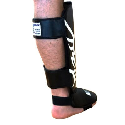 Rückansicht des Schienbeinschoners THAI STYLE aus Kunstleder mit Klettverschluss.