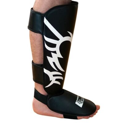 Schienbeinschoner THAI STYLE aus Kunstleder, seitliche Ansicht mit Klettverschlüssen.