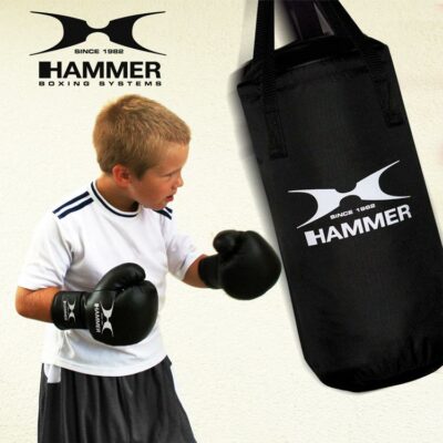 Kind trainiert mit dem Box-Set Fit Junior von HAMMER BOXING, ideal für Einsteiger in Österreich.