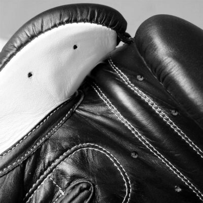 hammer-boxhandschuhe-schwarz-leder-klettverschluss-detailaufnahme