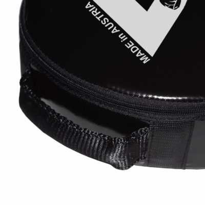 Nahaufnahme der robusten Armgriffe des „PRIME“ Kick Pads, gefertigt aus reißfestem Material.