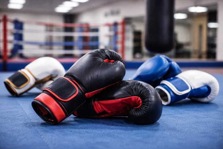 Boxhandschuhe für intensives Training liegen im Boxring und eignen sich ideal für Sparring, Techniktraining und Sandsacktraining im Boxgym.